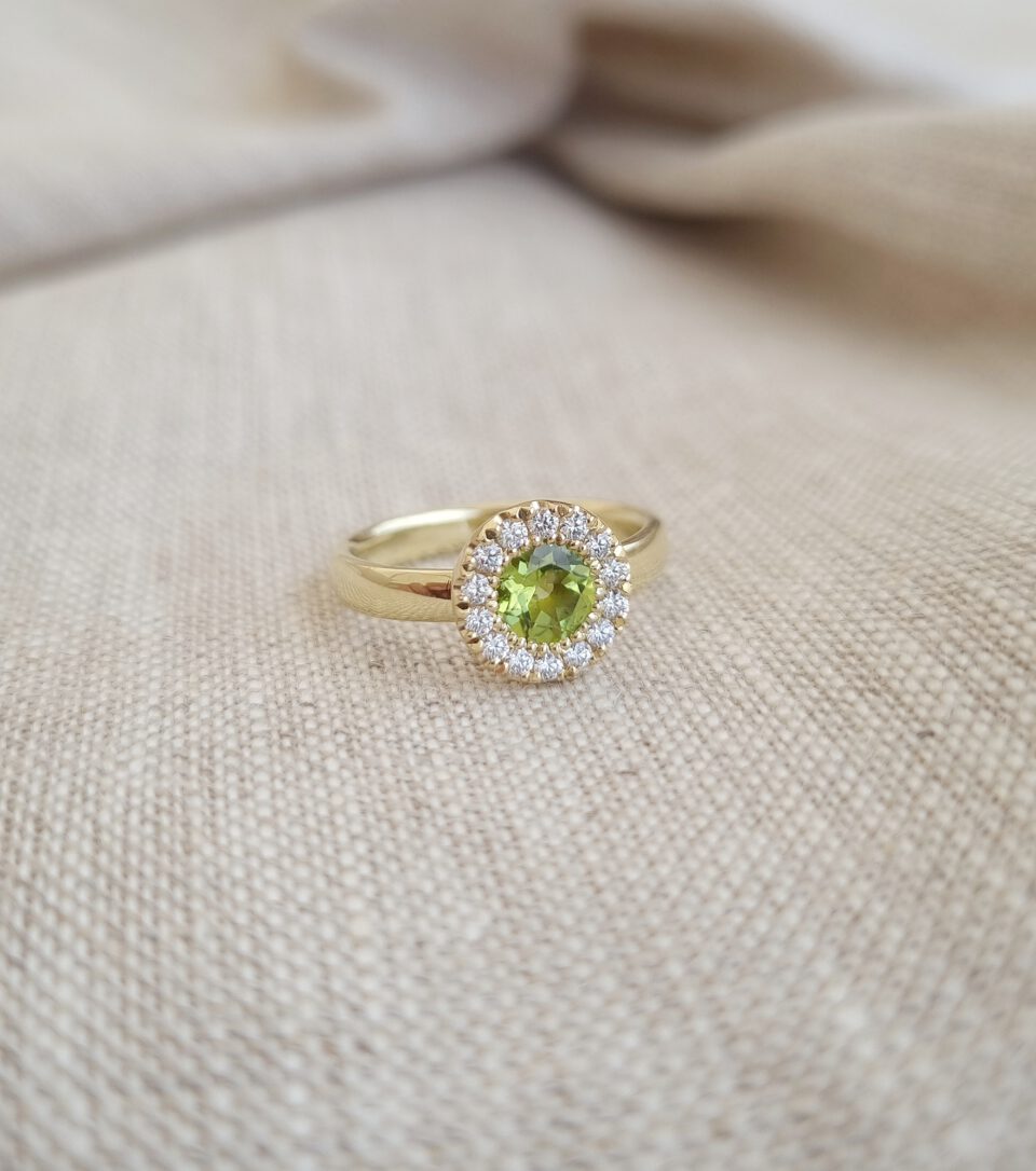 Helo ring peridot