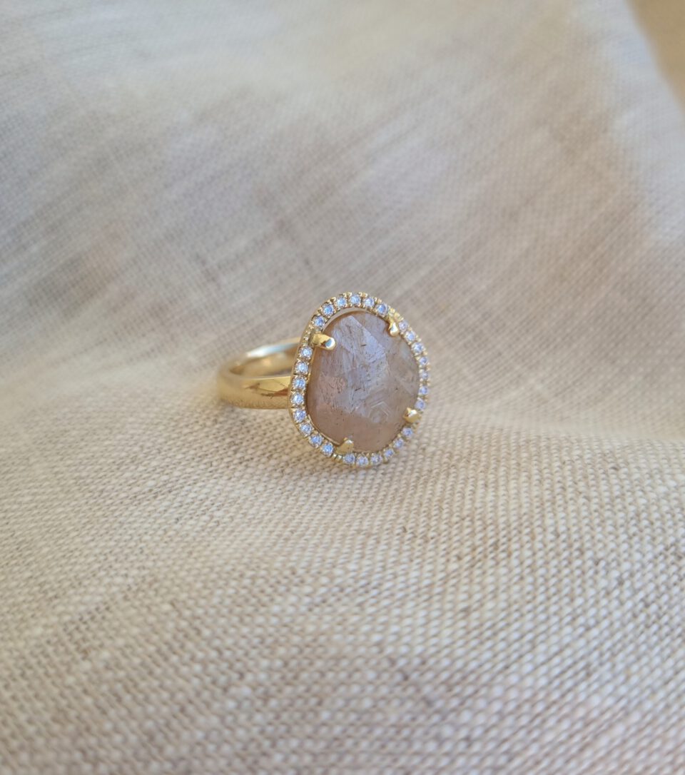 Contoured Ring Gold Sheen Sapphire